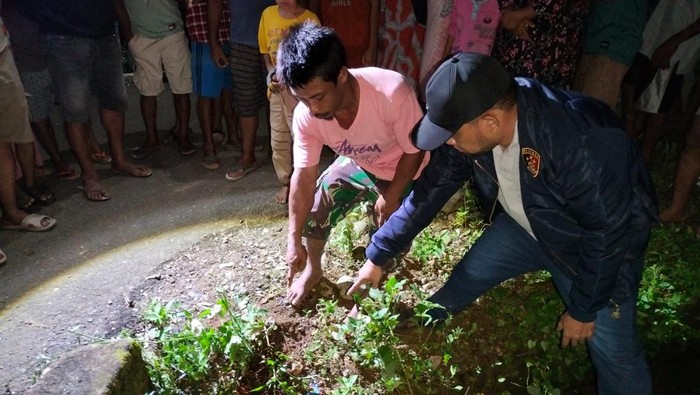 Polisi mendatangi TKP pria bacok teman di Gorontalo Utara.