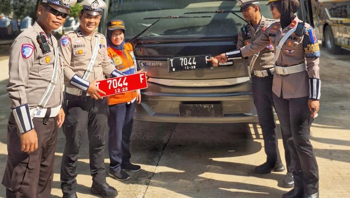 Polisi saat menilang bus dinas pemkab Karawang di Terminal Subang