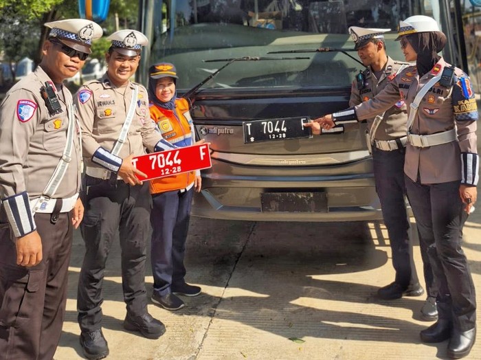 Polisi saat menilang bus dinas pemkab Karawang di Terminal Subang