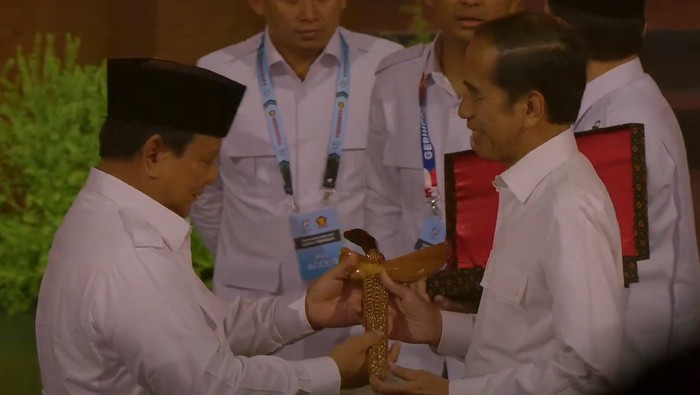 Ketum Partai Gerindra sekaligus Presiden RI Prabowo Subianto memberikan keris kepada Presiden ke-7 RI Joko Widodo (Jokowi).