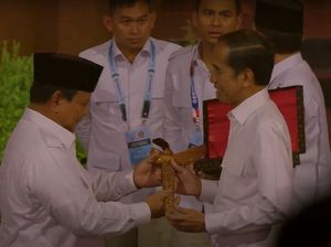 Video: Momen Prabowo Beri Keris untuk Jokowi di HUT ke-17 Gerindra