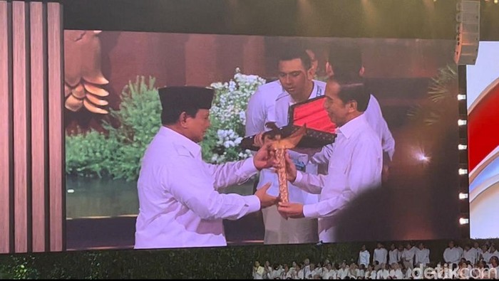 Presiden Prabowo Subianto memberikan keris ke Presiden ke-7 RI Joko Widodo di HUT ke-17 Gerindra.