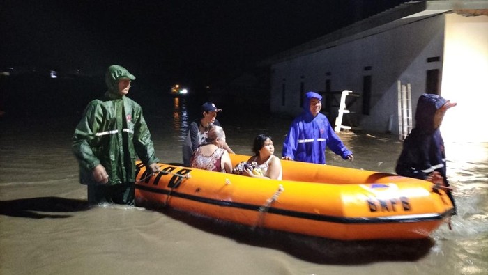 Ratusan rumah di Kabupaten Muara Enim terendam banjir setelah diguyur hujan deras selama 4 jam. Tidak ada korban jiwa dalam peristiwa tersebut.