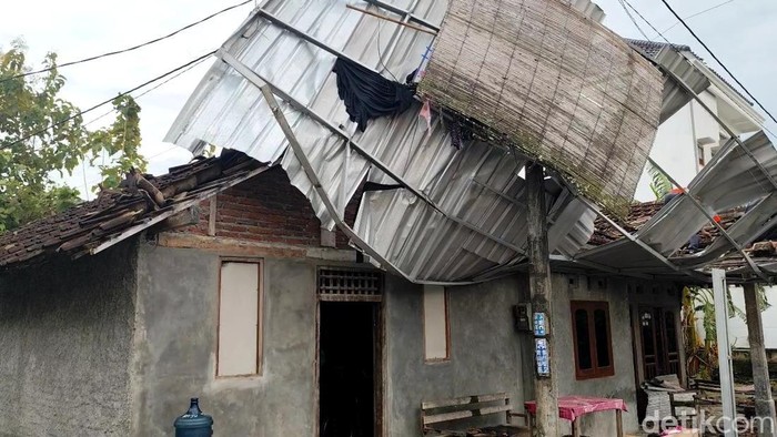 Rumah warga Tambahmulyo, Kecamatan Gabus, Pati, dilanda angin puting beliung, Sabtu (15/2/2025).