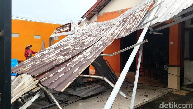 Rumah warga Tambahmulyo, Kecamatan Gabus, Pati, dilanda angin puting beliung, Sabtu (15/2/2025).