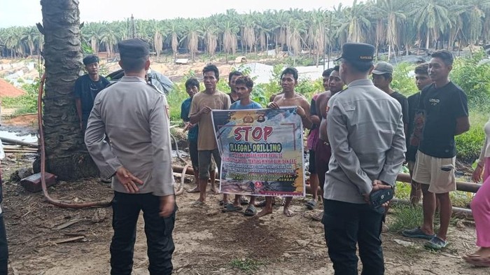Saat Polsek Keluang memberi imbauan untuk penutupan usaha minyak ilegal di Muba