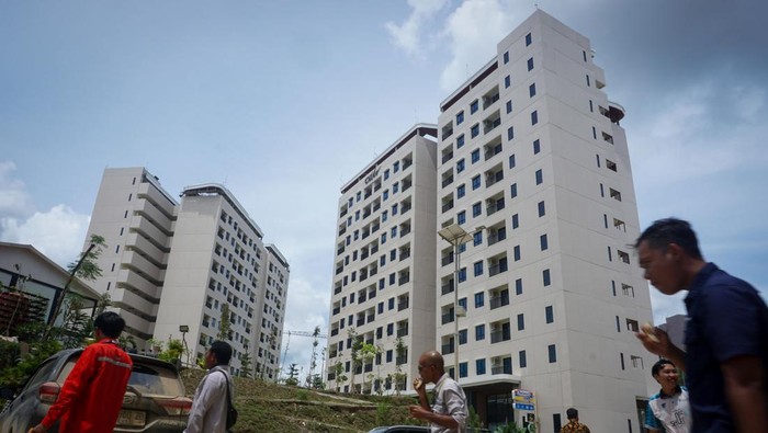 Sebanyak 27 rusun ASN di IKN siap diresmikan Seorang tamu berdiri di dalam ruangan rumah susun (rusun) Aparatur Sipil Negara (ASN) di Ibu Kota Nusantara (IKN), Penajam Paser Utara, Kalimantan Timur, Jumat (14/2/2025). Kementerian Perumahan dan Kawasan Permukiman (PKP) meneyebut pembangunan 27 tower dari total 47 rusun ASN serta pertahanan dan keamanan (Hankam) di IKN telah selesai dan siap untuk diresmikan. ANTARA FOTO/Aditya Nugroho/mrh/tom.