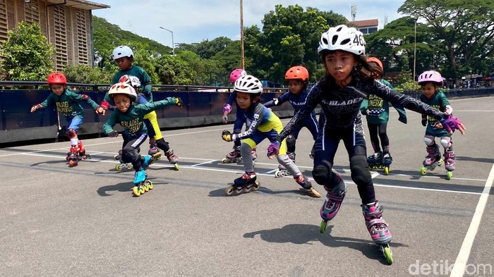 Sejumlah anak tengah berlatih sepatu roda