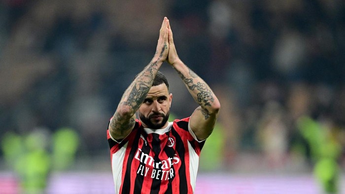 Soccer Football - Coppa Italia - Quarter Final - AC Milan v AS Roma - San Siro, Milan, Italy - February 5, 2025 AC Milans Kyle Walker applauds fans after the match REUTERS/Daniele Mascolo
