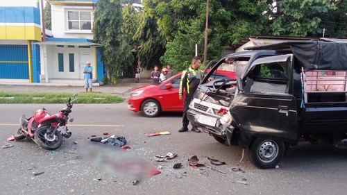 Tabrakan motor dan mobil pikap di Jalan Jenderal Sudirman, Kelurahan Waioti, Kecamatan Alok Timur, NTT, Sabtu (15/2/2025). (Foto: Dok. Polres Sikka)