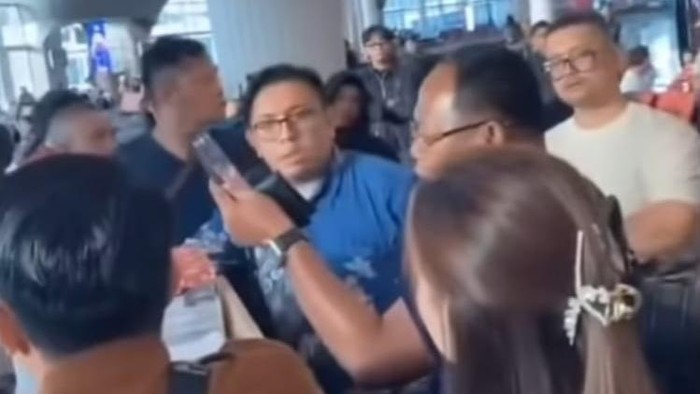 Tangkapan laya penumpang pesawat Sriwijaya Air mengamuk di Bandara Internasional Sultan Hasanuddin Makassar karena penerbangan delay hingga 5 jam.