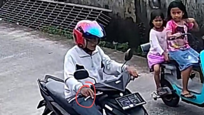 Tangkapan layar aksi begal anting anak-anak di Makassar.