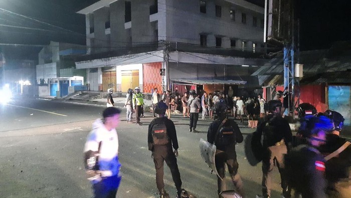 Tawuran antarpemuda di Simpang Putra Lio, Kelurahan Nusa Kenari, Kecamatan Teluk Mutiara, Kabupaten Alor,  NTT, Sabtu (15/2/2025).