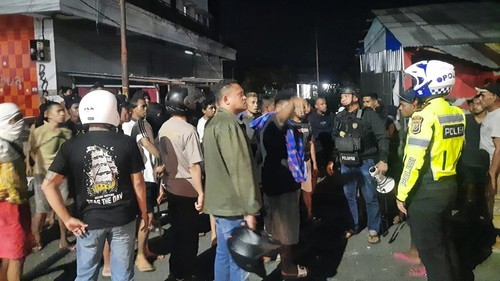 Tawuran antarpemuda di Simpang Putra Lio, Kelurahan Nusa Kenari, Kecamatan Teluk Mutiara, Kabupaten Alor,  NTT, Sabtu (15/2/2025).