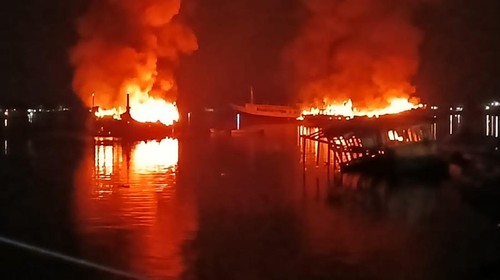 Tiga kapal wisata terbakar di Teluk Kayangan, Lombok Timur, NTB, Sabtu (15/2/2025).