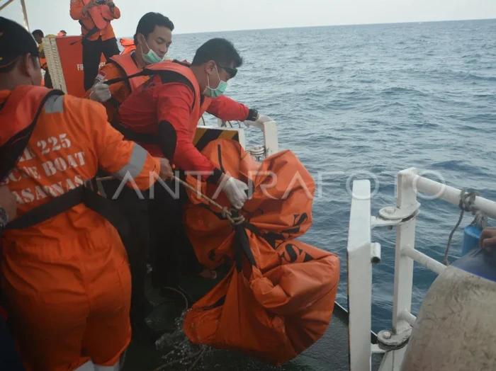 Evakuasi korban tenggelamnya KM Jabal Nur Sumenep