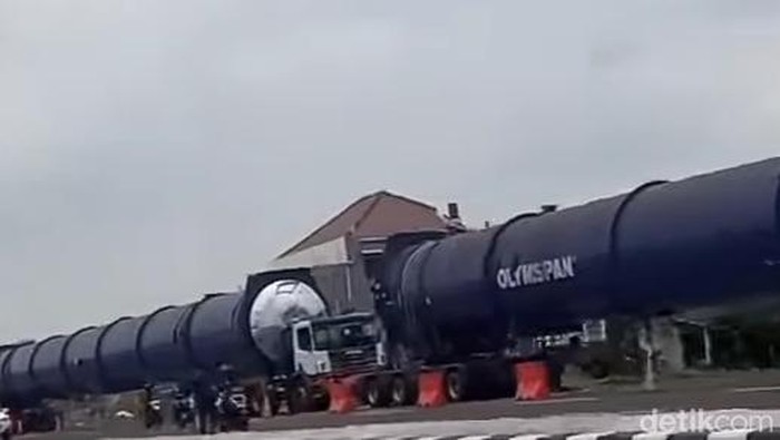 Truk angkut tabung raksasa parkir di exit tol Prambanan Klaten. Foto diunggah Sabtu (15/2/2025).