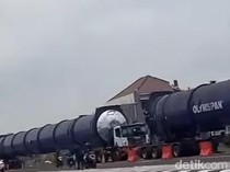 Evakuasi Rombongan Truk Angkut Tabung Raksasa Terjebak di Tol Klaten