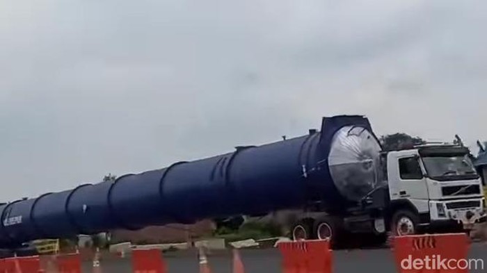Truk angkut tabung raksasa parkir di exit tol Prambanan Klaten. Foto diunggah Sabtu (15/2/2025).