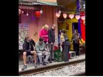 Nonton Kereta Api Tanpa Beli Kopi, Turis-turis Diusir Pemilik Kedai