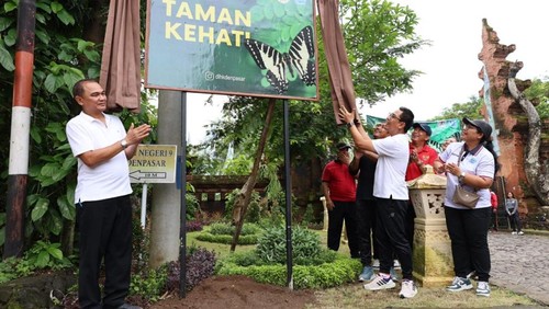 Wakil Wali Kota Denpasar I Kadek Agus Arya Wibawa saat mencanangkan Taman Keanekaragaman Hayati (Kehati) yang dipusatkan di Pura Dalem Mutering Jagad Kesiman, Denpasar, Bali.