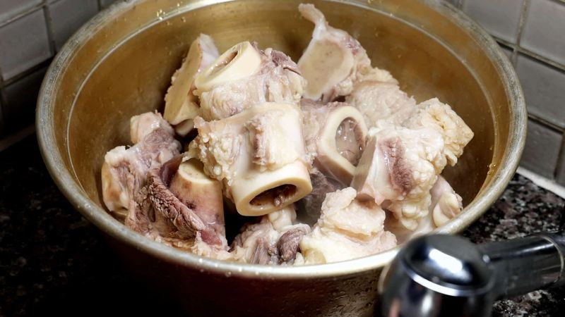 Wanita Ini Tuntut Orang yang Masak dan Makan Anjing Peliharaannya