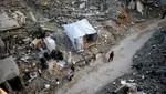 Potret Warga Gaza yang Menunggu Bantuan di Tengah Reruntuhan Bangunan