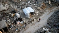 Bagi para pengungsi Palestina yang kembali ke rumah, jalanan sangat sulit dilalui pejalan kaki atau kendaraan yang melintas akibat reruntuhan bangunan di sekitarnya. Foto: Mahmoud Issa/Reuters