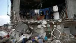 Potret Warga Gaza yang Menunggu Bantuan di Tengah Reruntuhan Bangunan