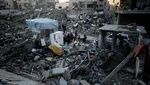 Potret Warga Gaza yang Menunggu Bantuan di Tengah Reruntuhan Bangunan