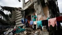 Warga Palestina yang tinggal di sisa-sisa reruntuhan rumah mereka. Hal ini dilakukan menunggu Israel mengizinkan masuknya rumah sementara prefabrikasi yang tertahan di perbatasan dengan Mesir yang dijanjikan saat ketentuan gencatan senjata. Foto: Mahmoud Issa/Reuters