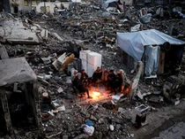 Potret Warga Gaza yang Menunggu Bantuan di Tengah Reruntuhan Bangunan