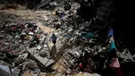 Potret Warga Gaza yang Menunggu Bantuan di Tengah Reruntuhan Bangunan