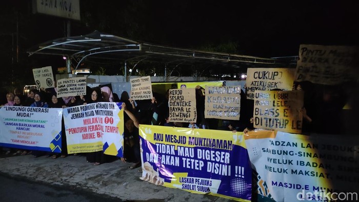 Warga protes tempat karaoke di Dusun Ngrandu, Kalurahan Triharjo, Wates, Kulon Progo, Sabtu (15/2/2025).