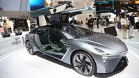 Pengunjung melihat mobil konsep Light of ASEAN.