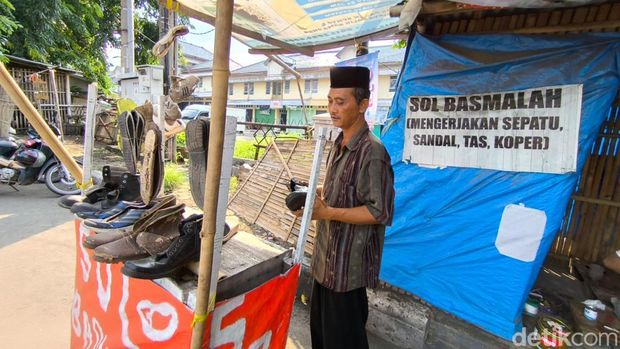 Ahmad  Nawawi di lapak tempatnya mencari nafkah.