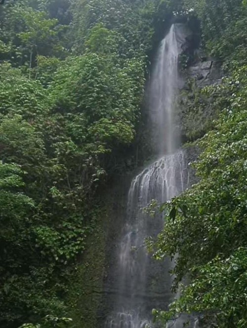Air Terjun Wairpoar di Flores Timur dengan pemandangan menakjubkan.