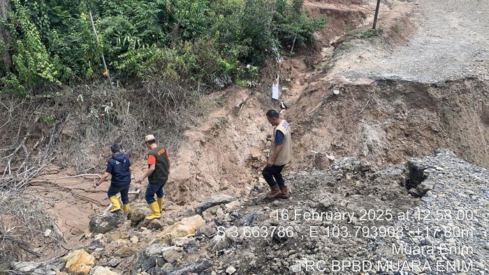 Akses jalan utama menuju Kampus B MTsN 1 Muara Enim yang amblas.