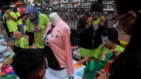 Relawan menjual berbagai barang bekas dari sumbangan komunitas pecinta satwa di Solo. Hasil penjualan disumbangkan untuk menyediakan obat, vaksin, dan makanan bagi kucing jalanan. 