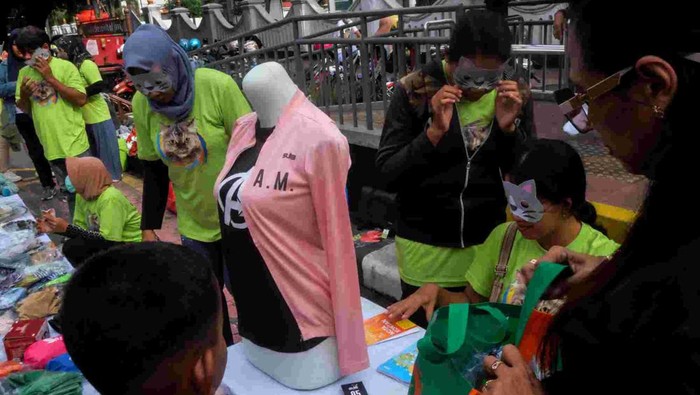 Relawan memakai topeng saat menjual berbagai barang bekas dari sumbangan komunitas pecinta satwa di Solo, Jawa Tengah, Minggu (16/2/2025). Hasil penjualan dalam aksi itu disumbangkan untuk menyediakan obat, vaksin dan makanan bagi kucing jalanan agar tidak terlantar. ANTARAFOTO/Maulana Surya/YU
