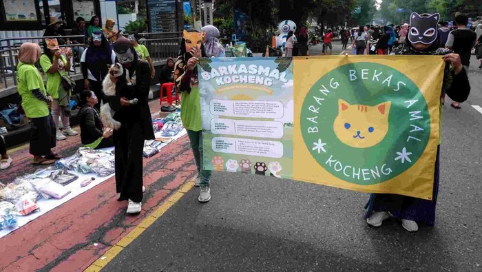 Relawan memakai topeng saat menjual berbagai barang bekas dari sumbangan komunitas pecinta satwa di Solo, Jawa Tengah, Minggu (16/2/2025). Hasil penjualan dalam aksi itu disumbangkan untuk menyediakan obat, vaksin dan makanan bagi kucing jalanan agar tidak terlantar. ANTARAFOTO/Maulana Surya/YU