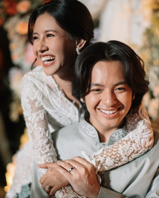 Setelah resmi menikah pada Senin (10/2/2025), Angga Yunanda dan Shenina Cinnamon akhirnya mengungkap momen lamaran yang telah berlangsung pada 10 Oktober 2024. Foto-foto yang dibagikan di media sosial sukses mencuri perhatian publik, memperlihatkan kehangatan acara pertunangan mereka. Foto: dok. Instagram @angga