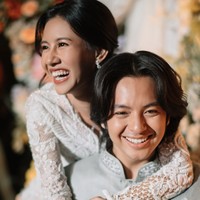 Setelah resmi menikah pada Senin (10/2/2025), Angga Yunanda dan Shenina Cinnamon akhirnya mengungkap momen lamaran yang telah berlangsung pada 10 Oktober 2024. Foto-foto yang dibagikan di media sosial sukses mencuri perhatian publik, memperlihatkan kehangatan acara pertunangan mereka. Foto: dok. Instagram @angga