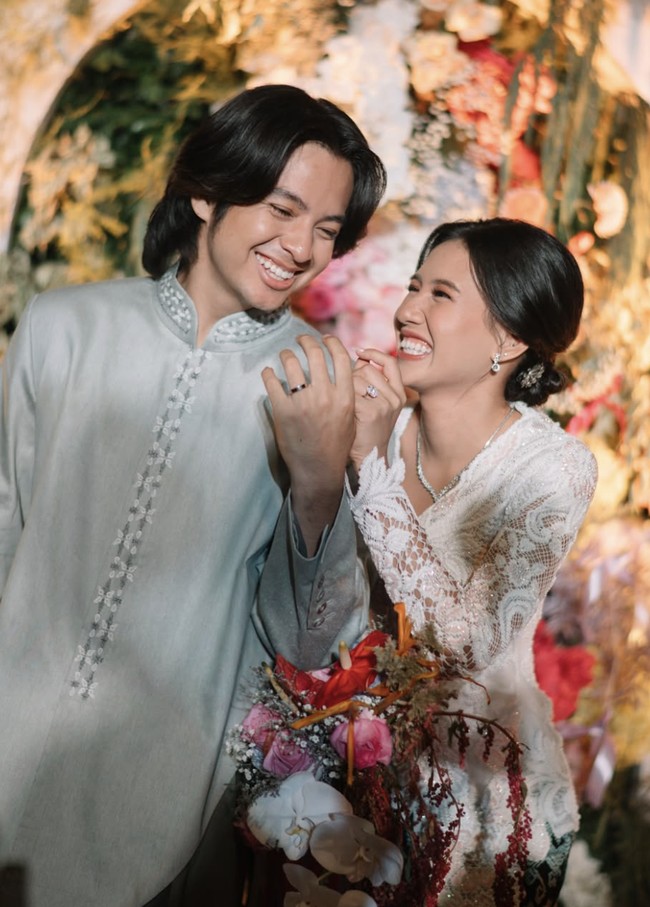 FAcara lamaran yang digelar secara intim ini hanya dihadiri oleh keluarga dan kerabat terdekat. Keputusan mereka untuk merahasiakan momen ini hingga setelah pernikahan semakin membuat publik penasaran sekaligus terkejut. oto: dok. Instagram @angga