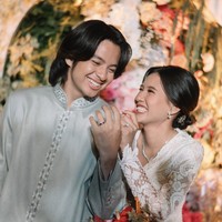 FAcara lamaran yang digelar secara intim ini hanya dihadiri oleh keluarga dan kerabat terdekat. Keputusan mereka untuk merahasiakan momen ini hingga setelah pernikahan semakin membuat publik penasaran sekaligus terkejut. oto: dok. Instagram @angga