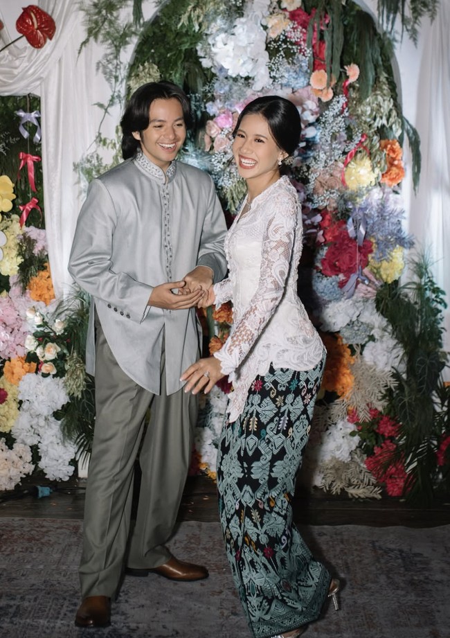 Sementara itu, Angga Yunanda memilih busana bernuansa hijau dengan potongan yang simpel namun tetap elegan. Warna hijau tersebut menciptakan kombinasi yang serasi dengan kebaya putih Shenina. Foto: dok. Instagram @angga