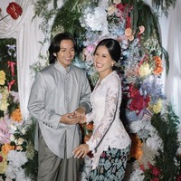 Sementara itu, Angga Yunanda memilih busana bernuansa hijau dengan potongan yang simpel namun tetap elegan. Warna hijau tersebut menciptakan kombinasi yang serasi dengan kebaya putih Shenina. Foto: dok. Instagram @angga