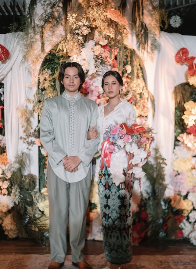 Salah satu yang paling mencuri perhatian adalah penampilan Shenina Cinnamon. Dalam momen spesial tersebut, Shenina tampil anggun dalam balutan kebaya putih.  Foto: dok. Instagram @angga