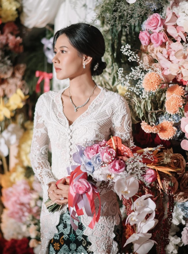 Tak hanya itu, ia juga terlihat membawa sebuket bunga berwarna pastel, yang memberikan sentuhan manis pada penampilannya. Foto: dok. Instagram @angga