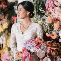 Tak hanya itu, ia juga terlihat membawa sebuket bunga berwarna pastel, yang memberikan sentuhan manis pada penampilannya. Foto: dok. Instagram @angga